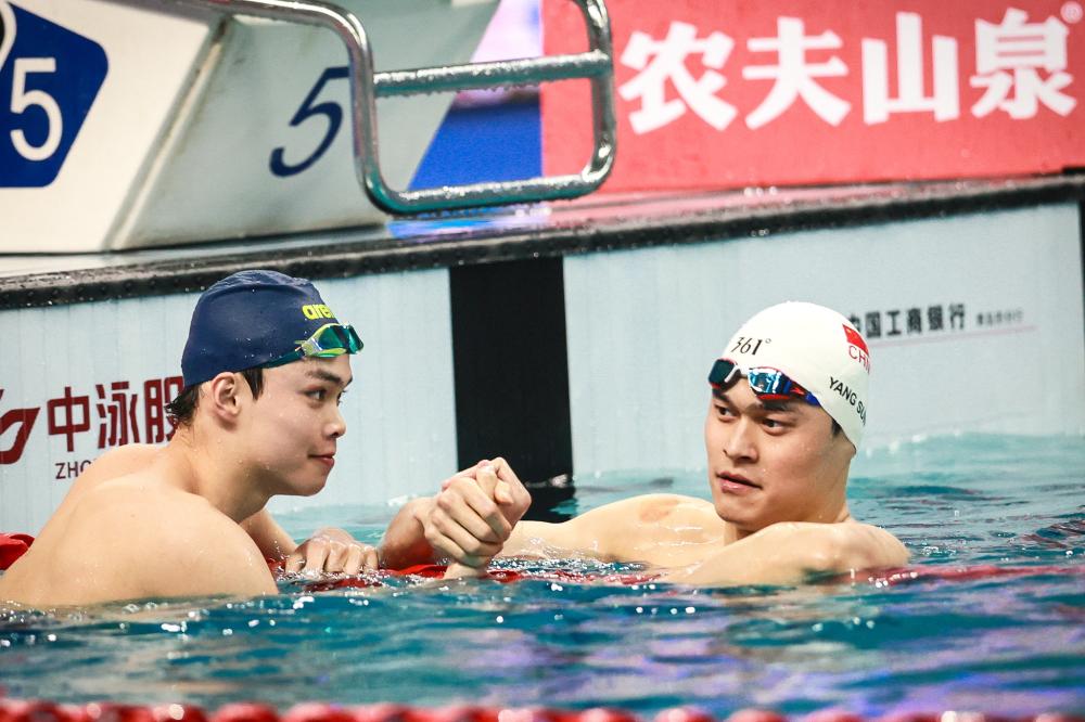 某国脚飞行十小时赶回备战